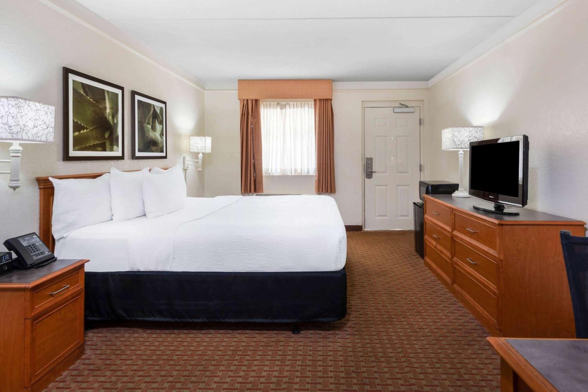 Deluxe King Room,1279468396:JPEG