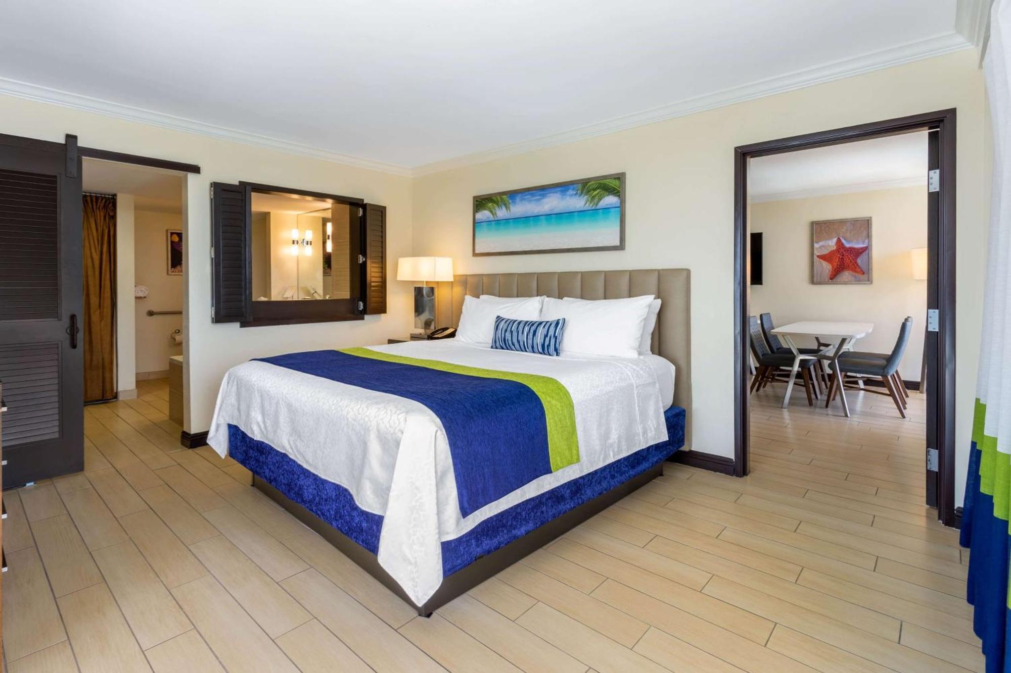 One-Bedroom King Corner Suite City View Mobility Access or Non-Smoking,1284350287:JPEG
