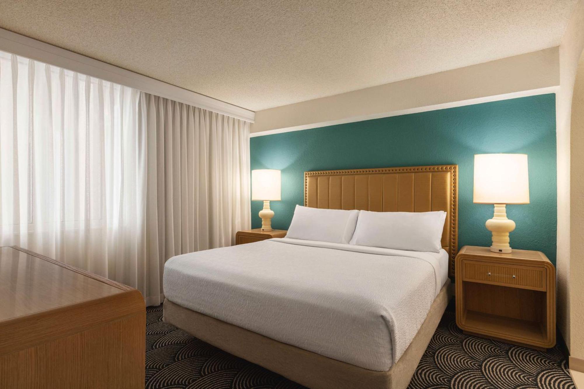 Suite, 1 King Bed, Sunset View,1705978273:JPEG